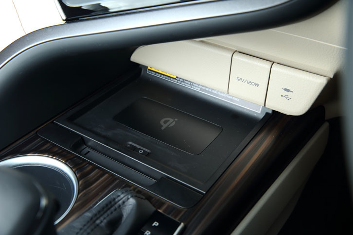 Qi（チー）規格対応の電子機器がワイヤレスで充電できる「おくだけ充電」は、1万2960円のオプションとして用意される。