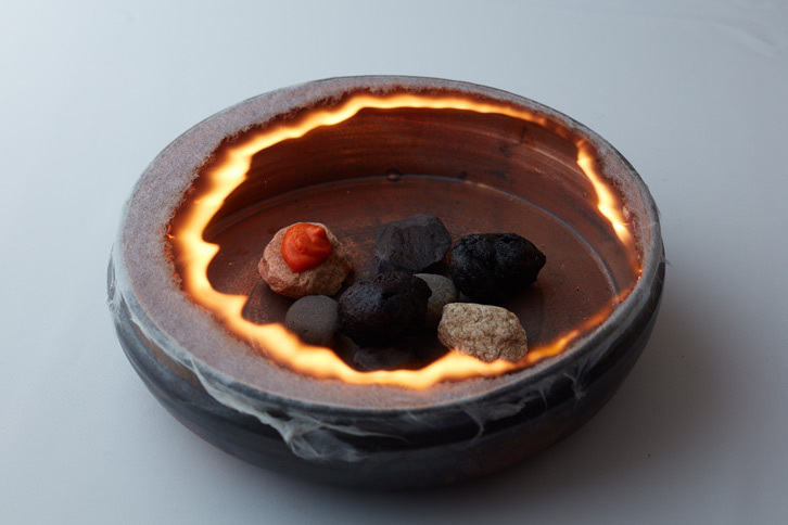 「桐岡ナス」。和紙を燃やすことで中の料理が現れる仕掛け。