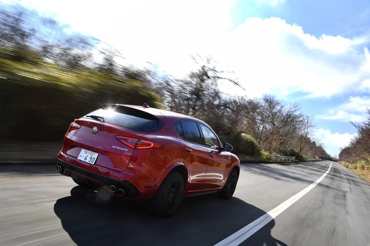 「ステルヴィオ クアドリフォリオ」には「ALFAアクティブトルクベクタリング」が搭載されており、路面状況や運転操作に応じて左右の後輪それぞれに最適なトルクを分配する。