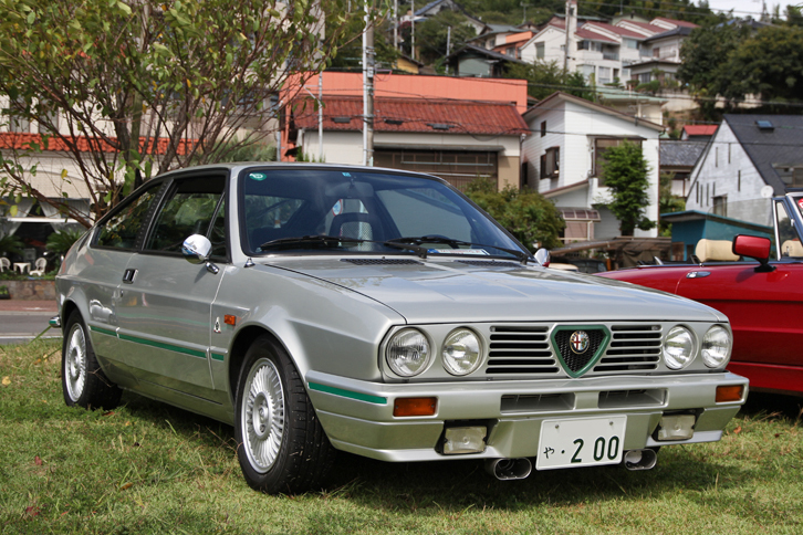 1985年「アルファ・ロメオ・アルファスッド スプリント クアドリフォリオ ヴェルデ」。1971年に登場したアルファ初のFF大衆車がアルファスッドで、スプリントは3ドアのスポーツクーペ版。クアドリフォリオ ヴェルデは高性能バージョンである。