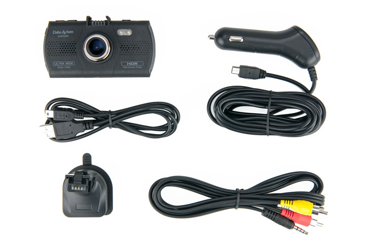 シガーソケットから電源を取るケーブルやPCに接続するためのUSBケーブル、3.5φミニジャックーRCAの変換ケーブル等を付属。