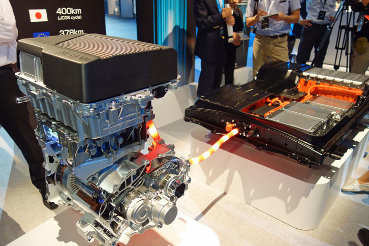 「リーフ」のパワーユニットのモデルも展示されていた。アクセルを放したときに回生して充電される様子などが確認できた。