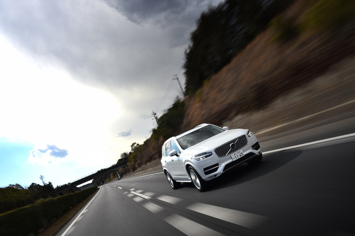 安全性に腐心するボルボらしく、新型「XC90」には強度の高いボロン鋼を使用した「セーフティケージ」や、車両が道路外に飛び出したと判断すると、運転席と助手席のシートベルトを強く巻き上げて乗員を保護する「ランオフ・ロード・プロテクション」など、ここでは紹介しきれないほどの独自技術が採用されている。