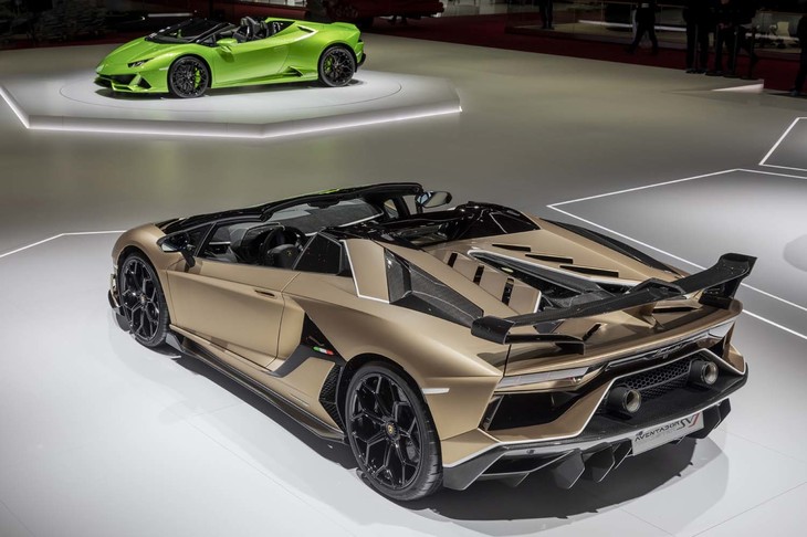 ランボルギーニ・ウラカンEVOスパイダー（奥）、ランボルギーニ・アヴェンタドールSVJロードスター（手前）。