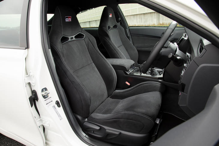 表皮に東レの「ウルトラスエード」を用いた専用のスポーツシート。ヘッドレスト一体型で、上部に「GR」のロゴがあしらわれている。