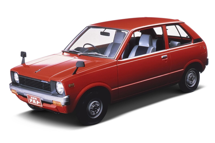 1979年に登場した初代「アルト」は、47万円という驚異的な低価格で注目を浴びた。同車が人気を得たことで、スズキのみならず勢いを失っていた軽自動車市場全体が息を吹き返すこととなった。
