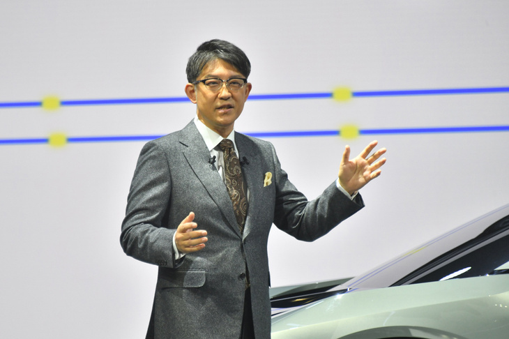 プレゼンテーションを行うトヨタ自動車の佐藤恒治社長。