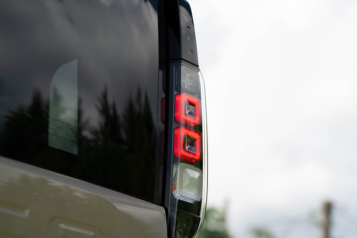 ブロックモチーフのリアコンビランプは夜間の視認性向上に寄与するという。