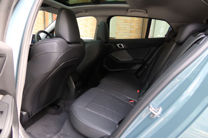 BMW 120（リアシート周辺の空間）
