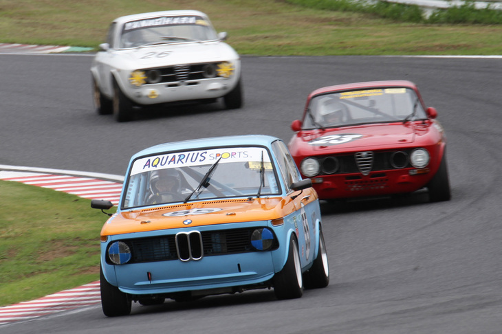 Sレースの予選風景。先頭の1973年「BMW 2002」は決勝で総合6位に、赤い1970年「アルファ・ロメオ1750GTV」は3位に、白い1972年「アルファ・ロメオ1750GTV」は9位に入った。
