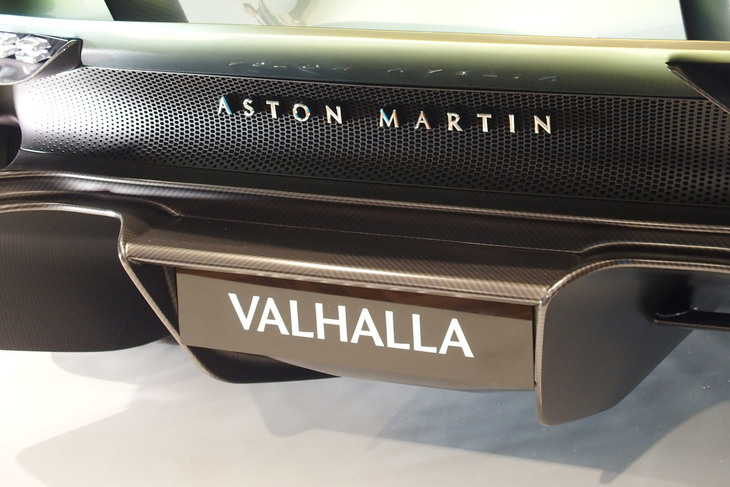 アストンマーティン・ヴァルハラ（リアエンブレム）