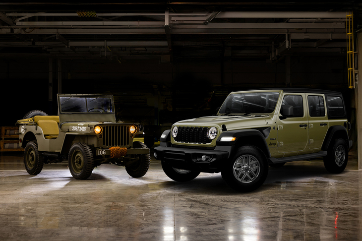 写真左から「ウィリスMB」と「ジープ・ラングラー アンリミテッド スポーツ'41エディション」。