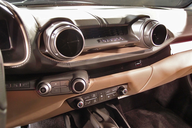 フェラーリ812スーパーファスト（センターコンソール）