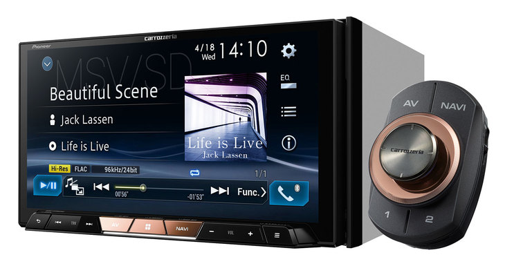 「サイバーナビx」の型番は「AVIC-CZ902XS」。2DINサイズの7V型1種で、価格は24万8000円（税別）とこれだけ小売価格を設定。徹底的なノイズ対策が施されており、装着時にはダッシュの中に埋没してしまう本体部分（写真では見せていない）はほぼ全面が銅メッキされて金色に輝く。フェイスやリモコンも部分的にローズゴールドに蒸着処理される。