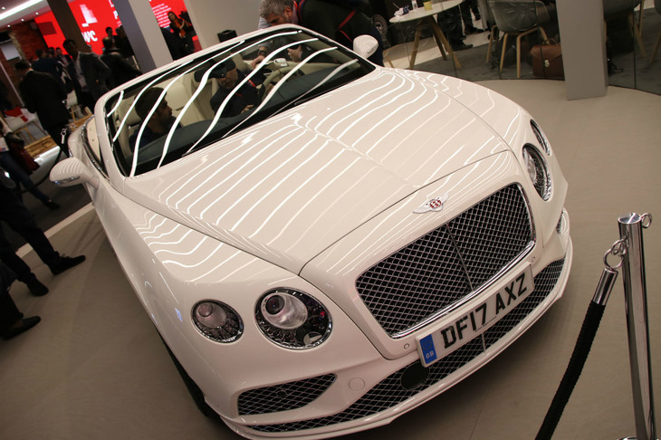 VISAカードのブースにベントレーが。なぜかといえば……。