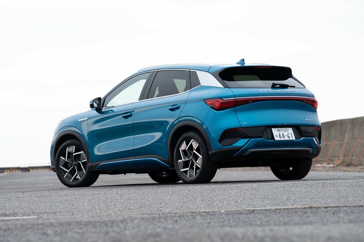 ボディーの全長は4455mm。ボディーサイズの面では「マツダCX-30」や「トヨタ・カローラ クロス」が国産の競合車種になる。