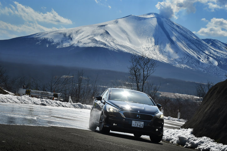 浅間山を背景に二度上（にどあげ）峠を行く「DS 5」。乗り心地は重厚で、昔のハイドロニューマチック・サスペンションをほうふつとさせる上下動を見せる。