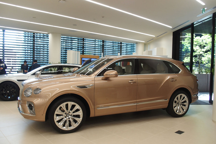 ベントレー・ベンテイガEWBアズール（サイドビュー）