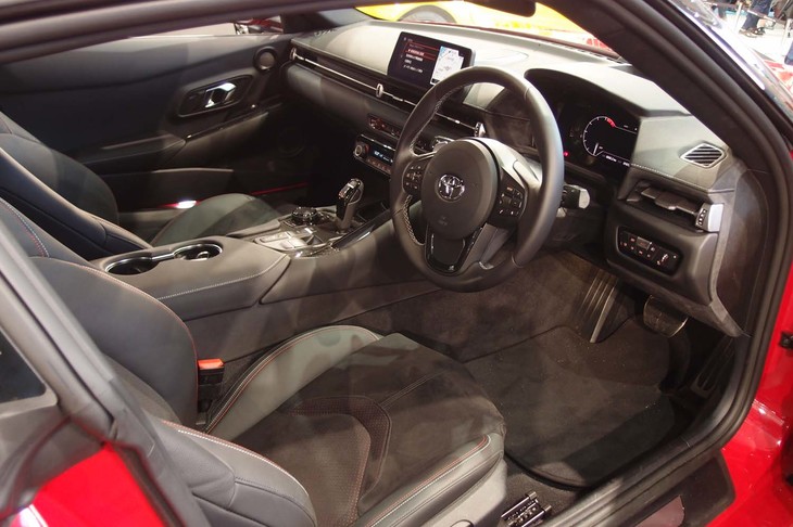 スポーツドライビングに関わる視認・操作系のスイッチはドライバー正面に集中配置されている。