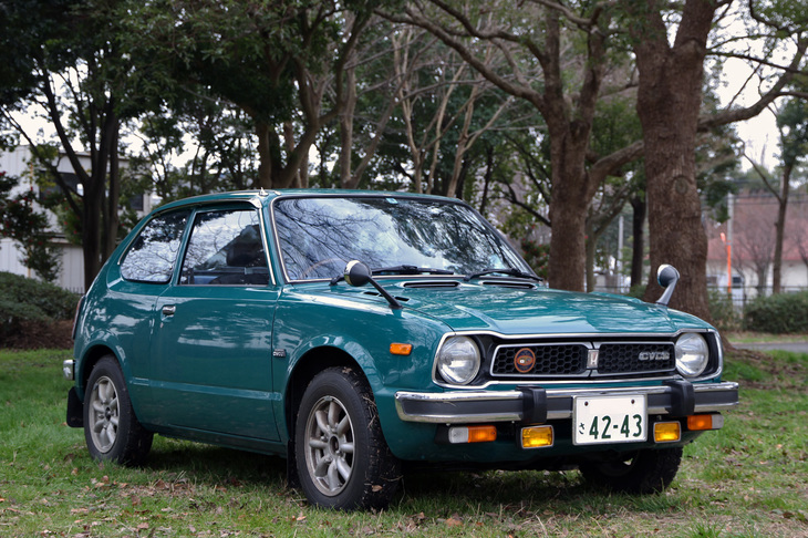 世界で初めて後処理なしでアメリカのマスキー法（排ガス規制法）をクリアした、ホンダ独自のCVCCエンジン。初代「シビック」に、日本の昭和51年排ガス規制をクリアした1.5リッターのCVCCエンジンを積んだ「3ドア 1500RSL」は、1975年に登場した。排ガス未対策時代の高性能グレードである「1200RS」に似た内外装を持つが、中身はおとなしい。