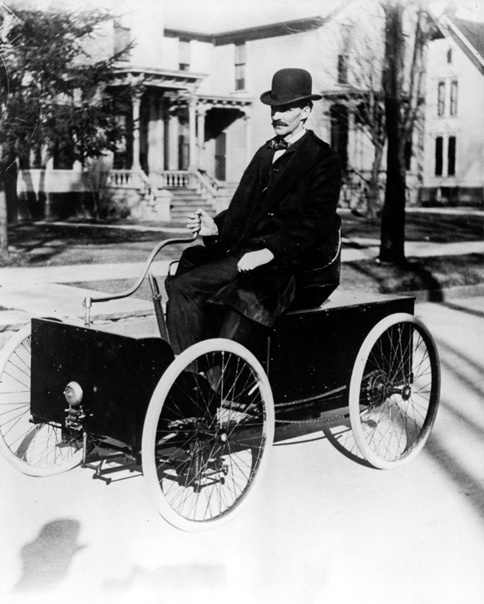 フォードは1896年7月4日に、自宅の製作所で最初の試作車「クォドリシクル」を完成させた。