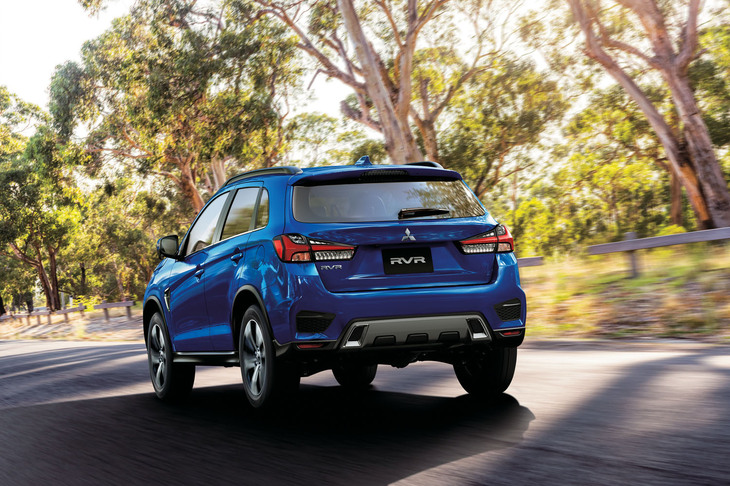 2023年の「RVR」の国内販売台数は1373台で、月間平均にすると100台強というもの。三菱のラインナップではエントリーモデルに位置づけられるコンパクトSUVだが、いかにSUVブームのなかにあっても10年選手ではやはり荷が重い？　写真は現行モデル。