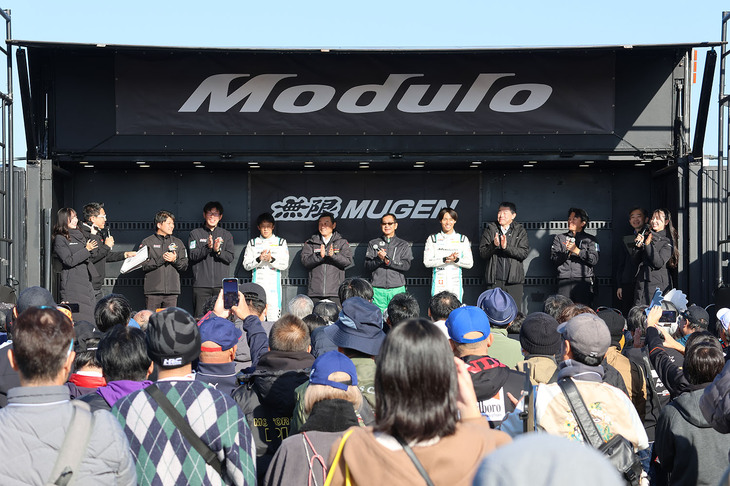 「Modulo 無限 THANKS DAY 2025」には、Modulo開発アドバイザーである土屋圭市さん（写真では壇上中央サングラス姿）をはじめ、Modulo Nakajima Racingの中嶋 悟監督（同、土屋さんの右）、伊沢拓也選手（同、中嶋監督の右）、大草りき選手（同、土屋さんの左）などの豪華ゲストが参加。Moduloと無限の開発スタッフもトークショーに加わり、会場では参加者とのコミュニケーションが図られた。
