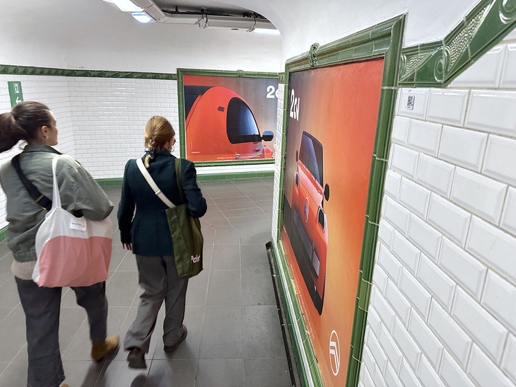 会場の地下鉄最寄り駅「ポルト・ド・ヴェルサイユ」で。地上出入り口からホームに至るまで「シトロエン2CV」のポスターで埋められていた。メーカーによる広告ジャックは久々である。