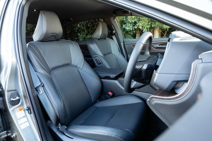 シートの仕様は全車共通で、電動調整機構やシートヒーターなどを標準で装備。表皮にはプレミアムナッパレザーが採用される。