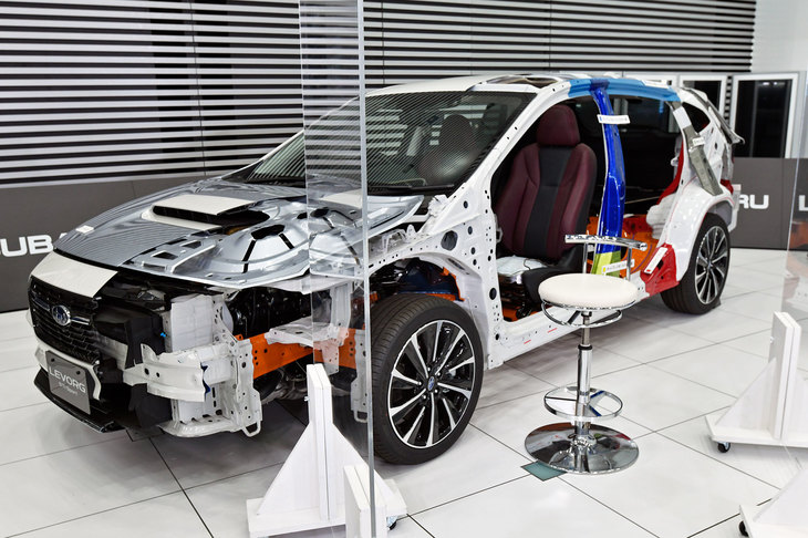 「レヴォーグ」のカットモデル。側突された際の乗員保護性能を高めるため、センターピラーには高強度のホットプレス材が用いられている（青く塗装されている部分）。