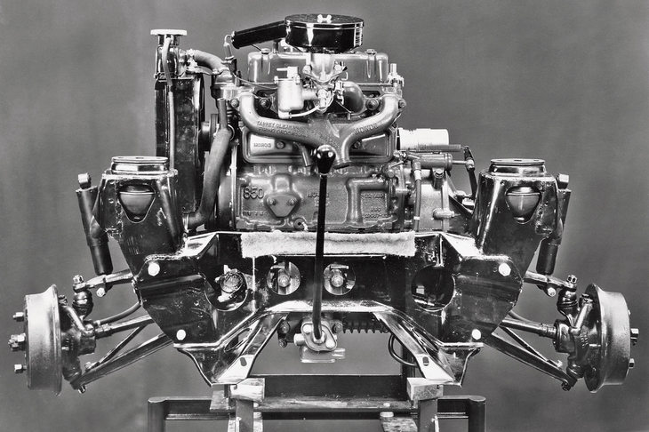 フロントのサブフレームにマウントされた、パワートレインとサスペンション。「Mini」のパワートレインは出力軸を“コの字型”に折り曲げ、トランスミッションの上にエンジンを載せることで驚異的な省スペース性を実現していた。