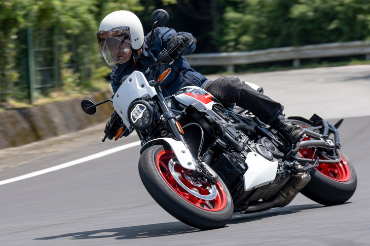 「FTRスポーツ」は、2023年モデルで新たに登場したFTRシリーズの中間モデル。シートカウルやチンフェアリングなどが装着された、スポーティーな意匠が特徴だ。