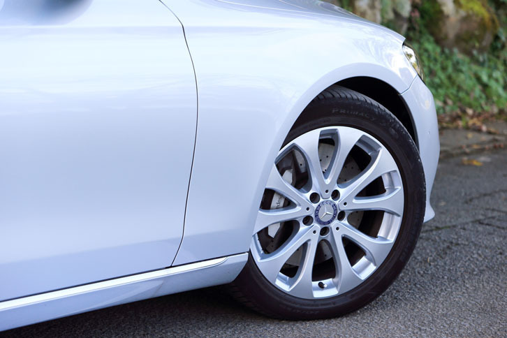 ホイールは、10本のスポークからなる18インチアルミホイール（写真）を標準装備する。