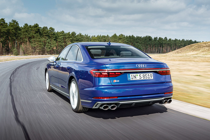 571PSの4リッターV8ツインターボエンジンは、サウンド・オブ・サイレンスの達人。高速巡行時は静かで快適な移動が味わえる。