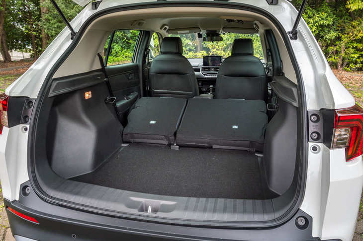 後席の背もたれは40：60分割で前に倒せる。荷室の床と背もたれの背面はフラットにはならない。