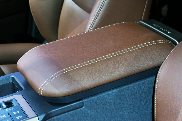 トヨタ・ランドクルーザー“250”（センターアームレスト）