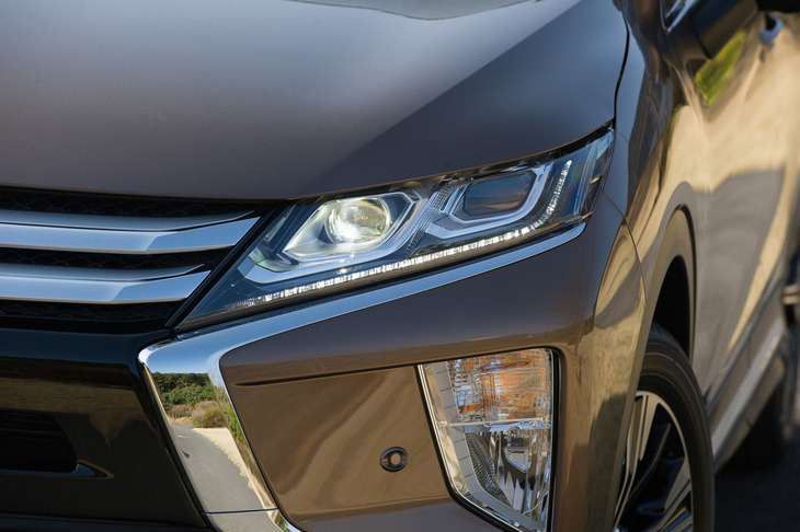 ヘッドランプはベースグレードの「M」がハロゲン式、その他の2グレードがLED式。状況に応じてハイビームとロービームを切り替える、オートマチックハイビームが全車に標準装備される。