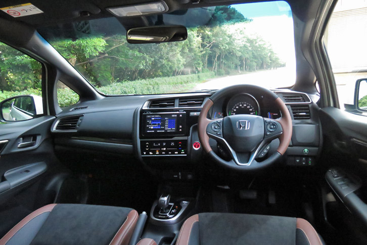 ホンダ・フィット ハイブリッドL Honda SENSING（インストゥルメントパネルまわり）