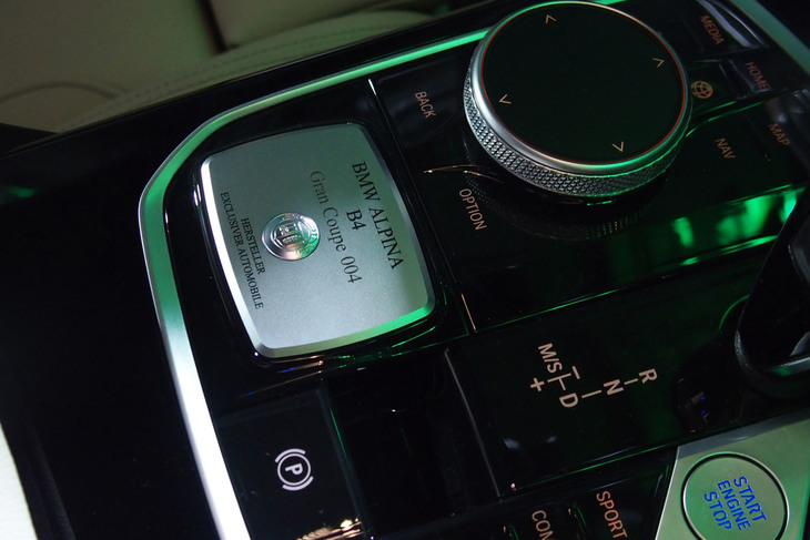 シフトパネルに、製造番号を刻印したアルピナプロダクションプレートが備わる。