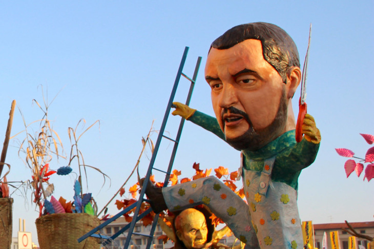 2022年からイタリアで国土整備および運輸大臣を務めるマッテオ・サルヴィーニ氏を模した張りぼて。彼の発言については後ほど。2019年2月、ヴィアレッジョのカーニバルにて。