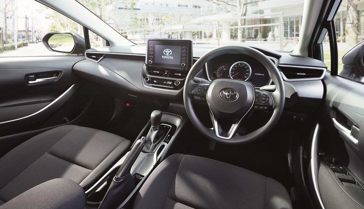 「カローラG-X“プラス”」のインテリア。