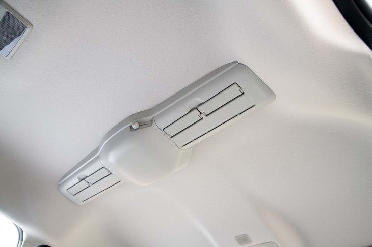 スズキの小型車としては初採用となる天井のスリムサーキュレーターは、空調効果をキャビン全体に行き渡らせる。