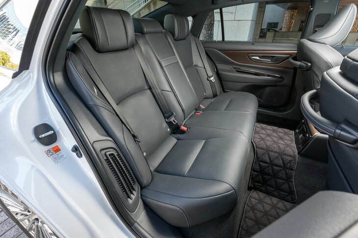 後ろの左右席には電動リクライニング機構を採用。先述のヒーター／ベンチレーションに加え、マッサージ機能や降車時のリクライニングサポート機能なども備わる。サンシェードはリアドアウィンドウとリアウィンドウに備わり、後者は電動開閉式となる。（写真：向後一宏）