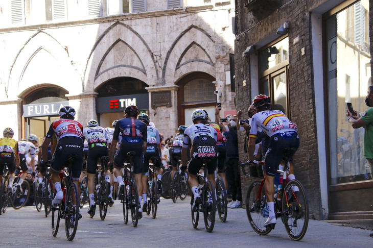 全23チーム・184人の選手は、わずか1分弱で目の前を通り過ぎていった。この日のルートは209km。