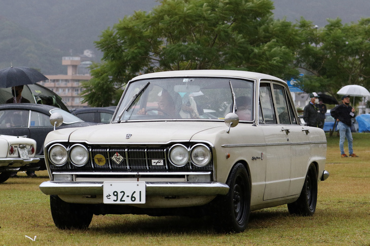 「プリンス・スカイライン2000GT-B」はツインチョークのウエーバーキャブレターを3連装した2リッター直6 SOHCエンジンを搭載。「スカイライン伝説」の原点となるモデル。