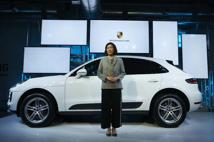 最新型「マカン」を紹介するポルシェ ジャパン執行役員マーケティング部長の山崎香織氏。