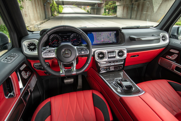 「メルセデスAMG G63」のインストゥルメントパネルまわり。カーボンの装飾パネルはオプションで、通常は光沢のある「designoピアノラッカーウッド」が用いられる。