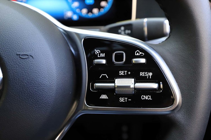 ステアリングホイールのスポーク部には、メーター表示やオーディオ、運転支援システムの操作用スイッチが並ぶ。シフトパドルは回生ブレーキの調整に用いる。