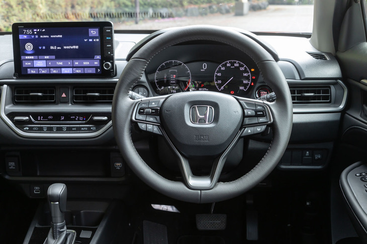 ステアリングホイールにはレザーが巻かれる（「X」はウレタン）。シフトパドルに加えて、チルト＆テレスコピック調整機能も備わっている。