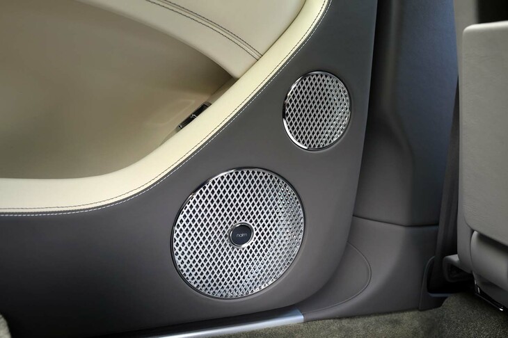 装備類では、通常はオプション扱いの英ネイム製プレミアムオーディオ「ネイム・フォー・ベントレー」が標準で採用されている点も「ファーストエディション」の特徴だ。出力は1720Wで、実に20基ものスピーカーで構成される。